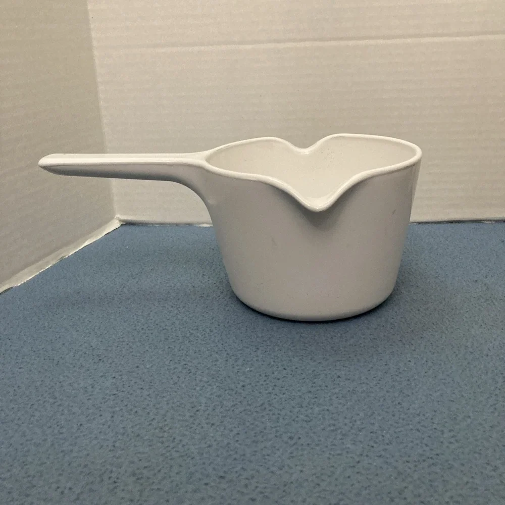 Corning Ware White Dual Spout 1 Quart Suce Pan (M-68-B) w/Interior Measure Marks